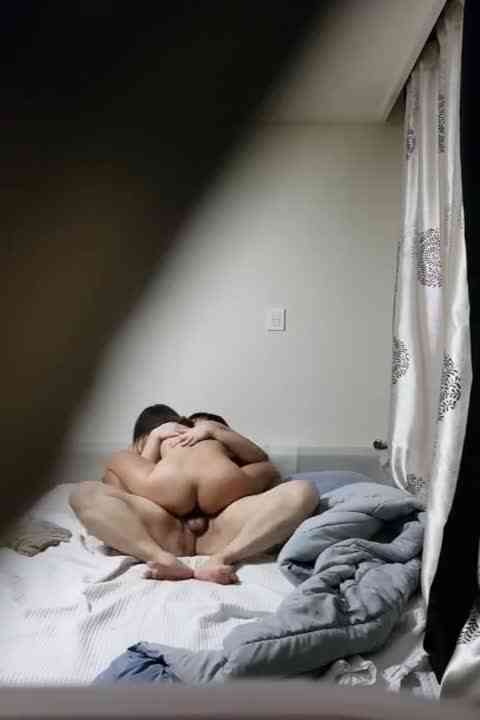 小胖偷放SXT偷拍和身材不错的女友啪啪干到大汗淋漓神情搞笑